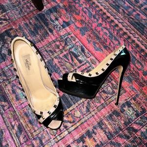Valentino Garavani Black & Tan patent leather rock stud peep toe Heels Size 10